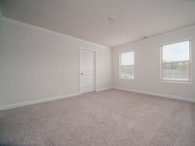 Building Photo - "Charming 3-Bedroom Retreat with 2.5 Baths in the Heart of Belmont!"