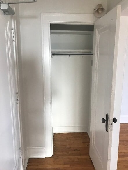 Building Photo - 534 Hinman Ave