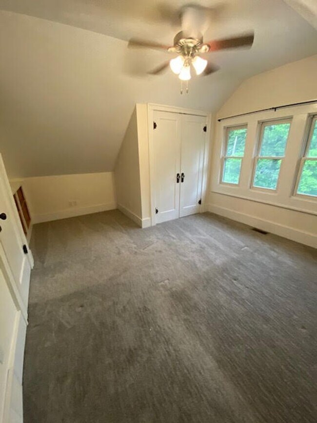 Building Photo - Charming 3-Bedroom, 1 1/2 Bath Upper Duplex in Beautiful Garfield Park Neighborhood