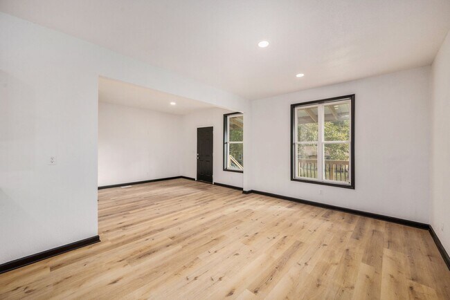 Building Photo - Remodeled 3 Bedroom 2 Bathroom Home!