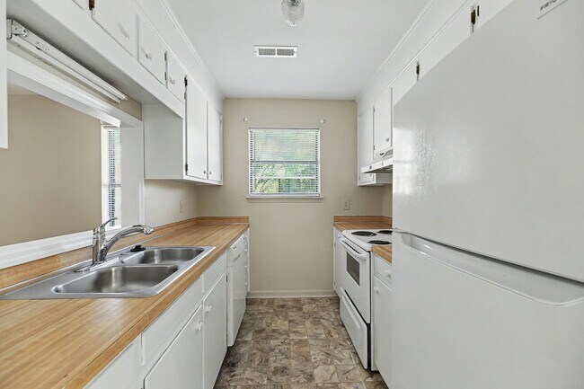 Building Photo - 5225 Marseilles Dr