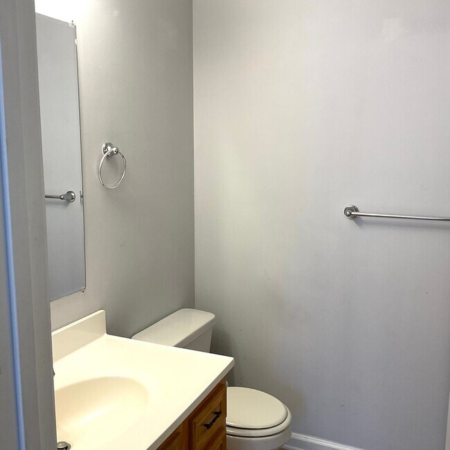 Building Photo - 3 Bedrooms, 2 Baths Home For Rent in Newton NC with 2 car garage