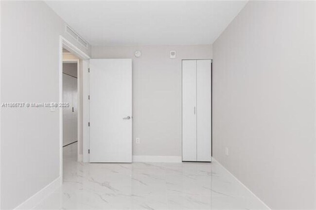 Building Photo - 700 NE 24th St