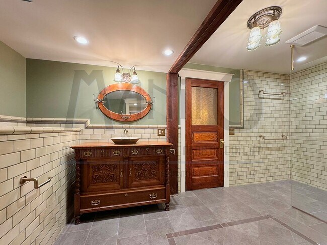 Building Photo - **COMING SOON** South Hill Swank