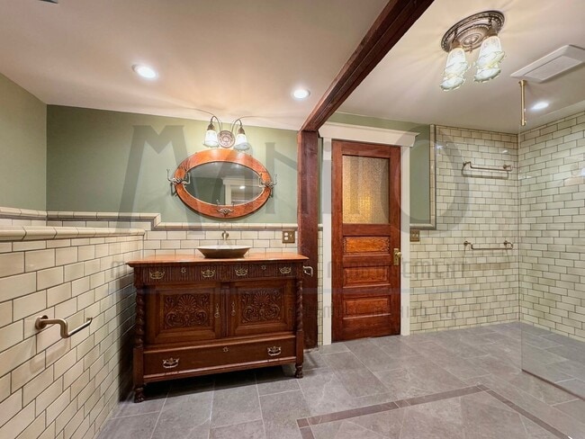 Building Photo - South Hill Swank