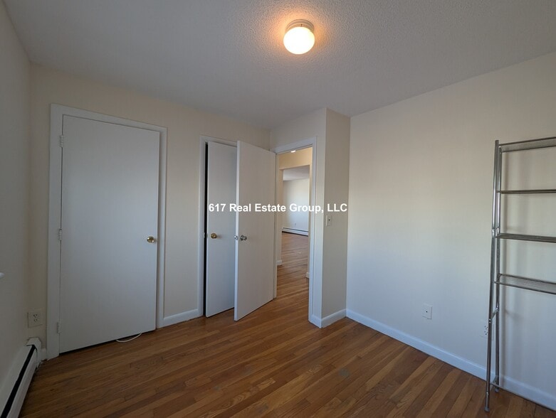 Building Photo - 122 Dustin St