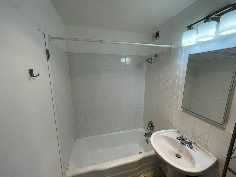 Building Photo - 1460 N Sandburg Ter