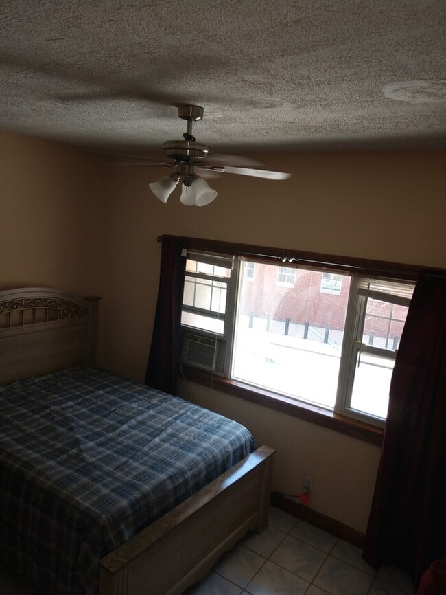 Building Photo - Modernized 3 Bedroom, Shared Yard, Lots of...