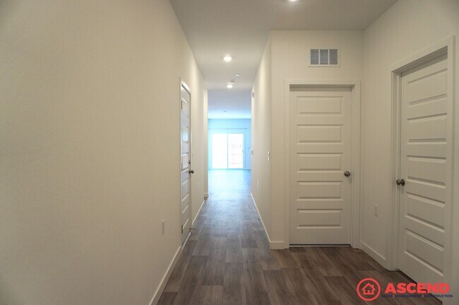 Building Photo - 8206 Wandesford Dr