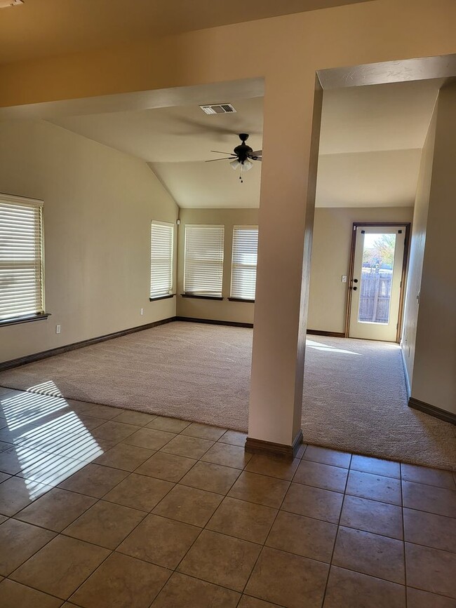 Building Photo - ?Gorgeous Home in the Valencia Neighborhoo...