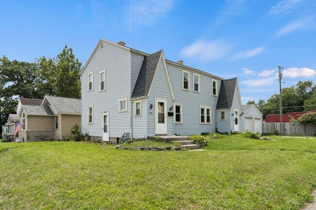 Building Photo - Newly renovated three bedroom available NOW!