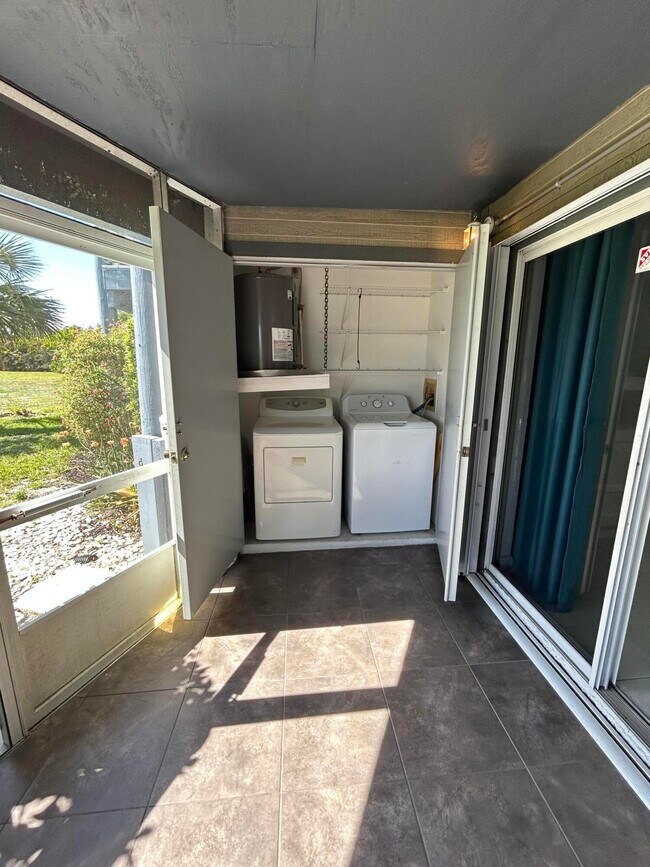 Building Photo - 1585 NE Beacon Dr