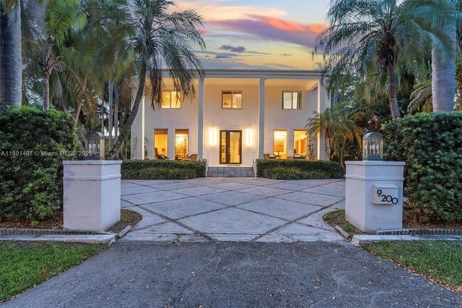 Primary Photo - 9200 N Bayshore Dr