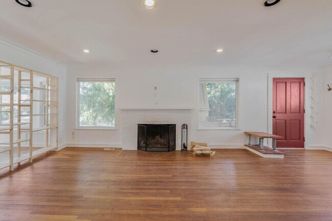 Building Photo - 236 NE Lombard St