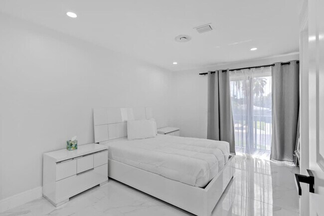 Building Photo - 871 NW 23rd Terrace