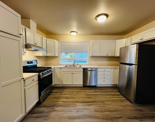 Building Photo - N524