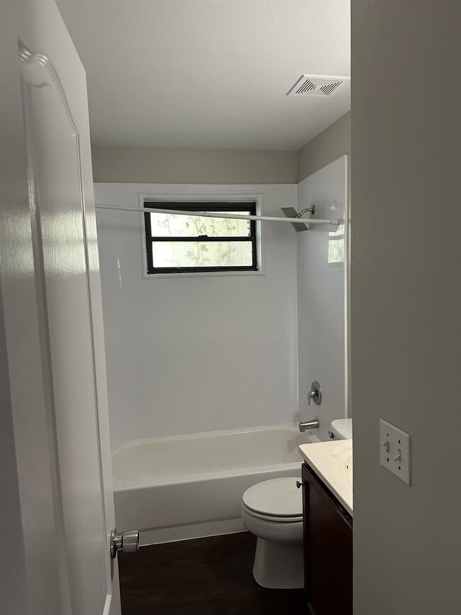 Building Photo - 2348 Yorkshire Dr