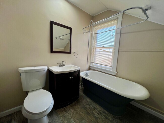 Building Photo - 4 Bedrooms 2 full Bath for rent