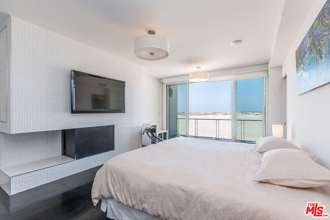Building Photo - 5205 Ocean Front Walk