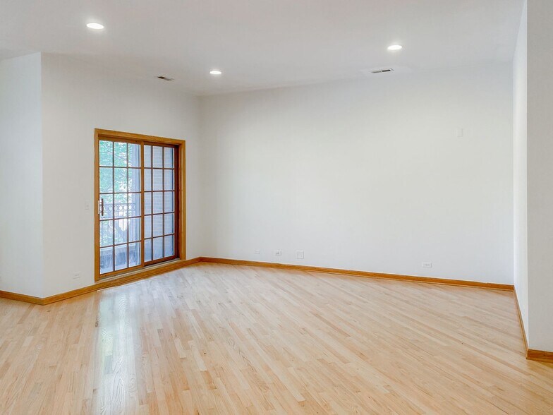 Building Photo - 3338 N Sheffield Ave