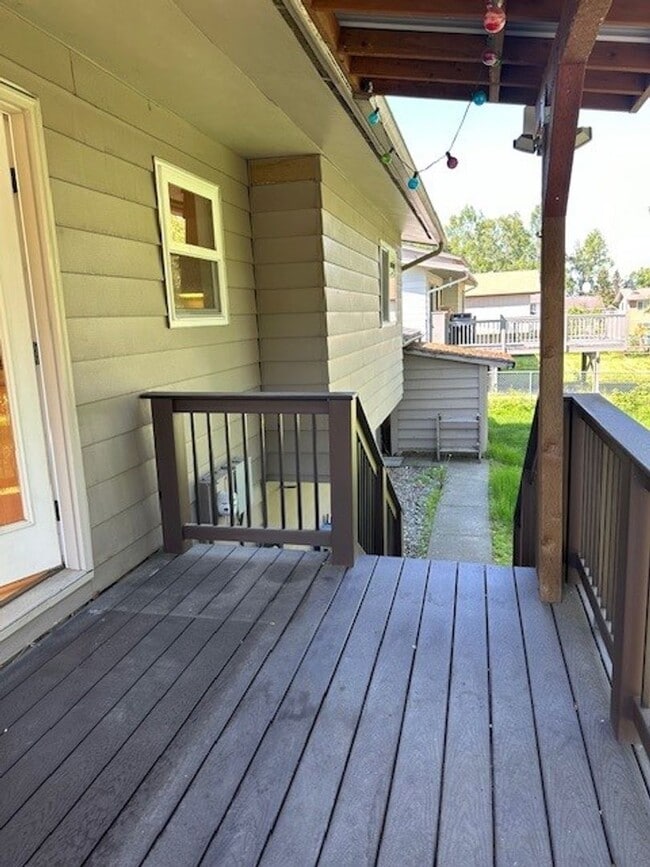 Building Photo - The Perfect Family Home! Large Yard, Deck ...