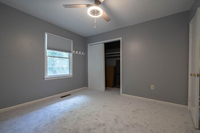Building Photo - Renovated Townhome in Village Green!