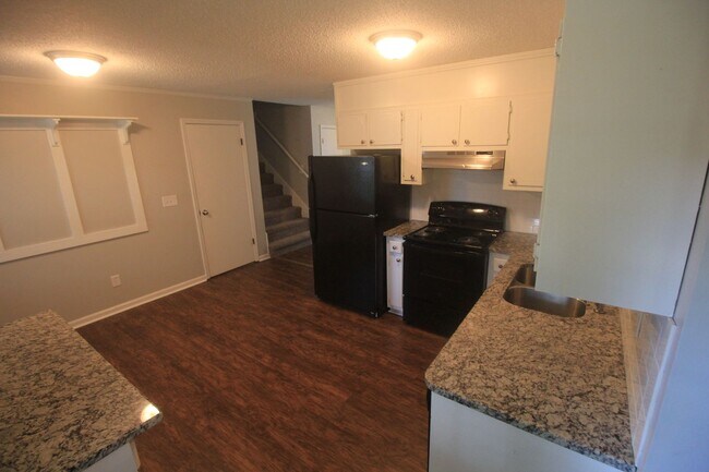 Building Photo - Move In Special!! 1/2 Off First Month's Re...