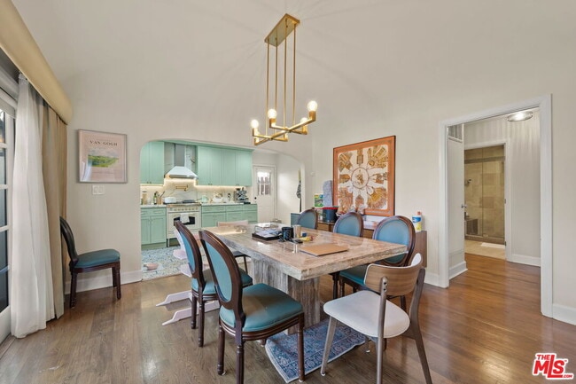 Building Photo - 962 S Plymouth Blvd