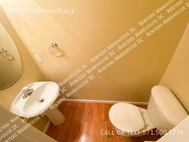 Building Photo - Fresh, Bright 4bd/2 full bath/2 half TH w/...