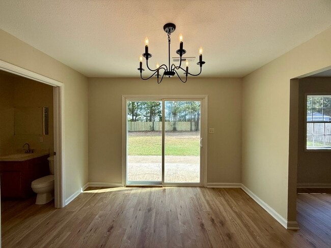 Building Photo - 3 Bedroom/2 Bathroom HOME FOR THE HOLIDAYS...