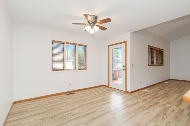 Building Photo - Large Family home For rent!