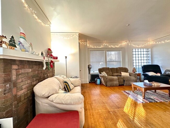 Building Photo - AVAILABLE JUNE - 3 Bed 1 Bath in Central Location