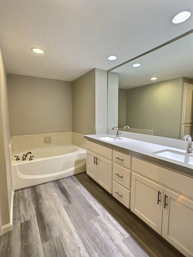 Building Photo - Huge 2 Bedroom/2 Bath Condo at Park Townsend in Downtown San Jose