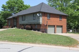 Building Photo - 220 NW Highland Ln