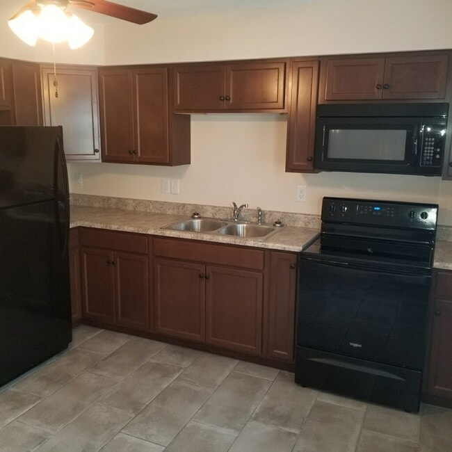Building Photo - 415 Meadow Dr