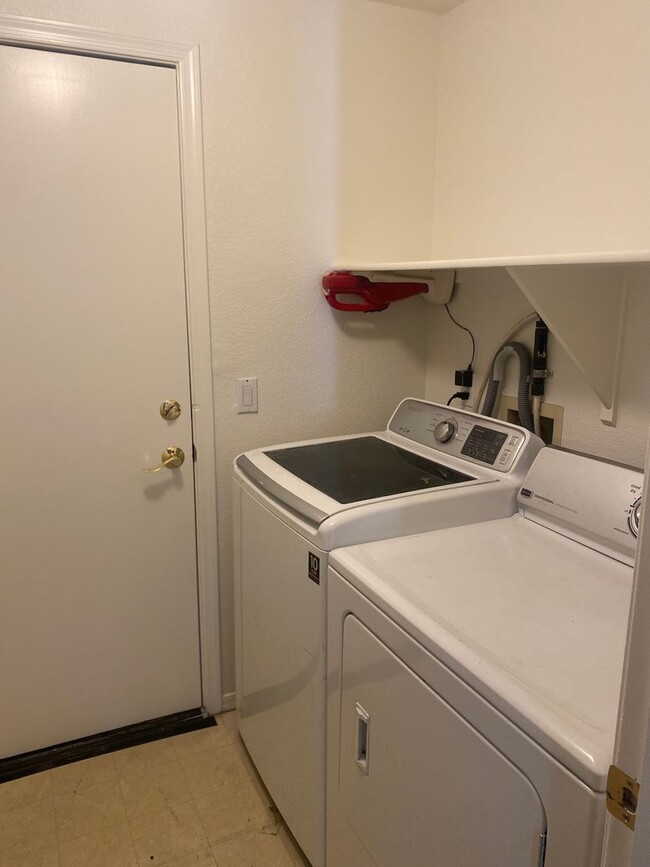 Building Photo - 3 bed / 3 bath w/Pool on Large Lot in Glen...
