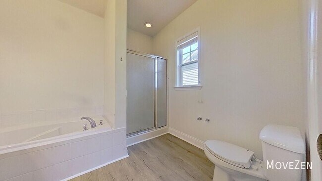 Building Photo - 4705 Pineview Dr