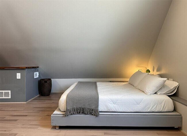 Building Photo - 914 E 39th St