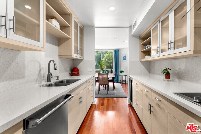 Building Photo - 851 Kings Rd