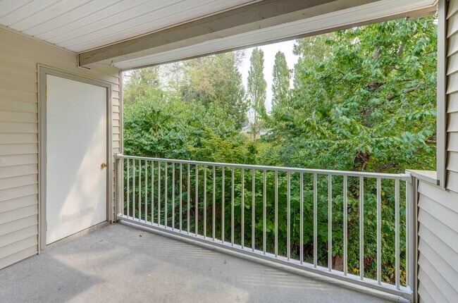 Building Photo - Spacious 2 Bedroom / 2 Bath with Gas Firep...