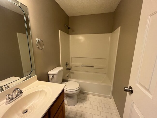 Building Photo - Renovated 2 Bedroom 2 Bath Home with 2 Car Garage!!