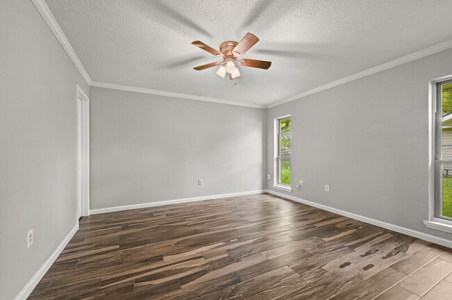 Building Photo - 9852 Hawthorne Dr