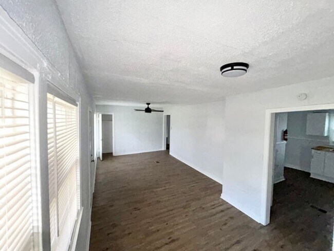 Building Photo - 1058 Combs St