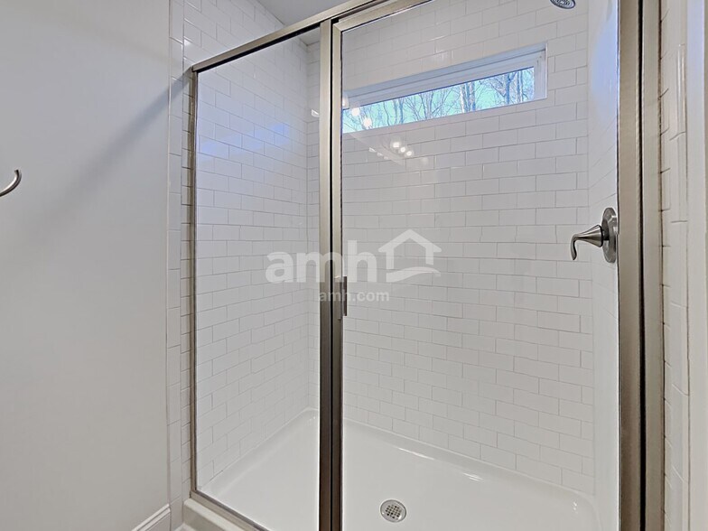 Building Photo - 5175 Valley Dr