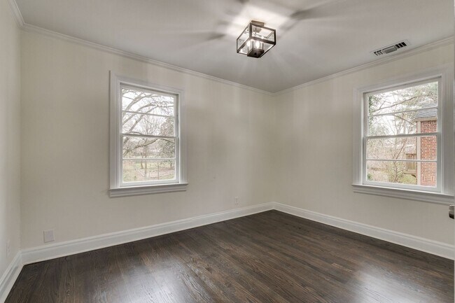 Building Photo - 4 Bedroom, 3 Bath Home w/  1 Car Garage
