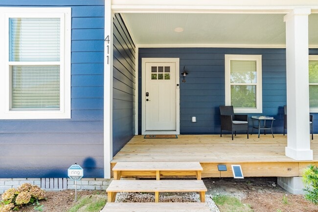 Building Photo - Stylish 3 Bedroom Mid Term Bungalow near N...