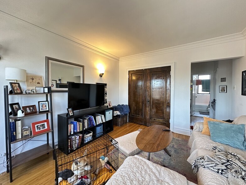 Building Photo - 1911 W Larchmont Ave