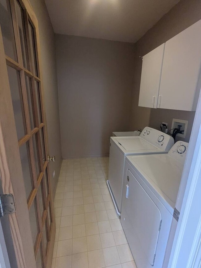 Building Photo - 432 E Thornhill Ln
