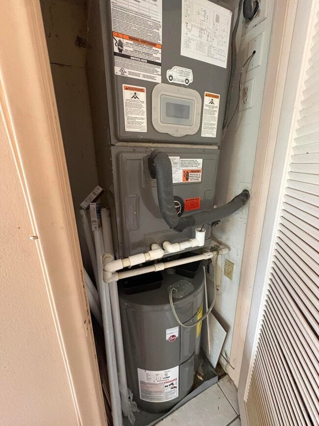 Building Photo - 202 Greenbrier C