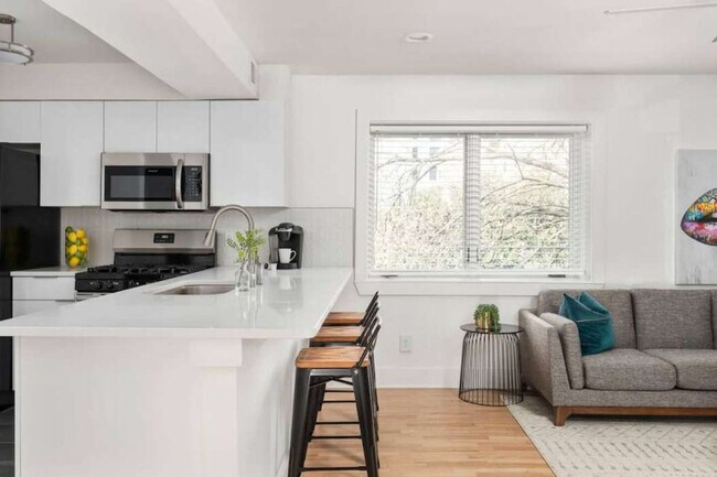 Building Photo - 1136 Crescent Ave NE